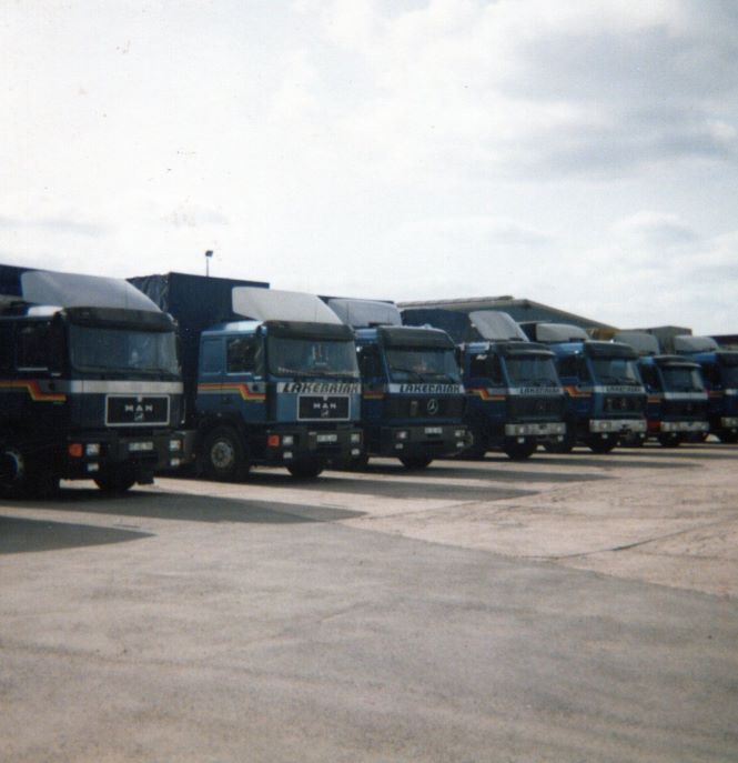 Blick von Hof auf die in Reihe stehnden LKWs der alten Spedition.