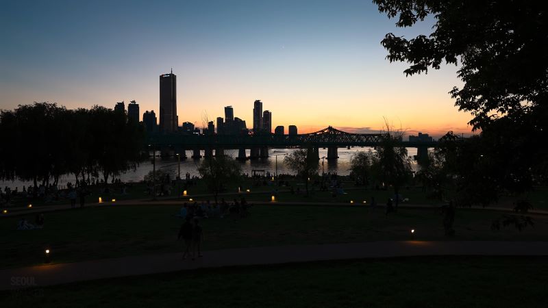 romantischer Blick auf eine Skyline am Meer bei Sonnenuntergang